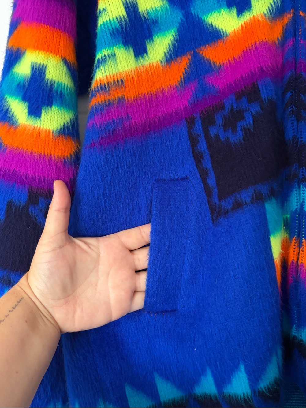 Beautiful Artesanias Tuntaquimba Wool Zip Up Hoodie from Ecuador - Picture 3 of 4